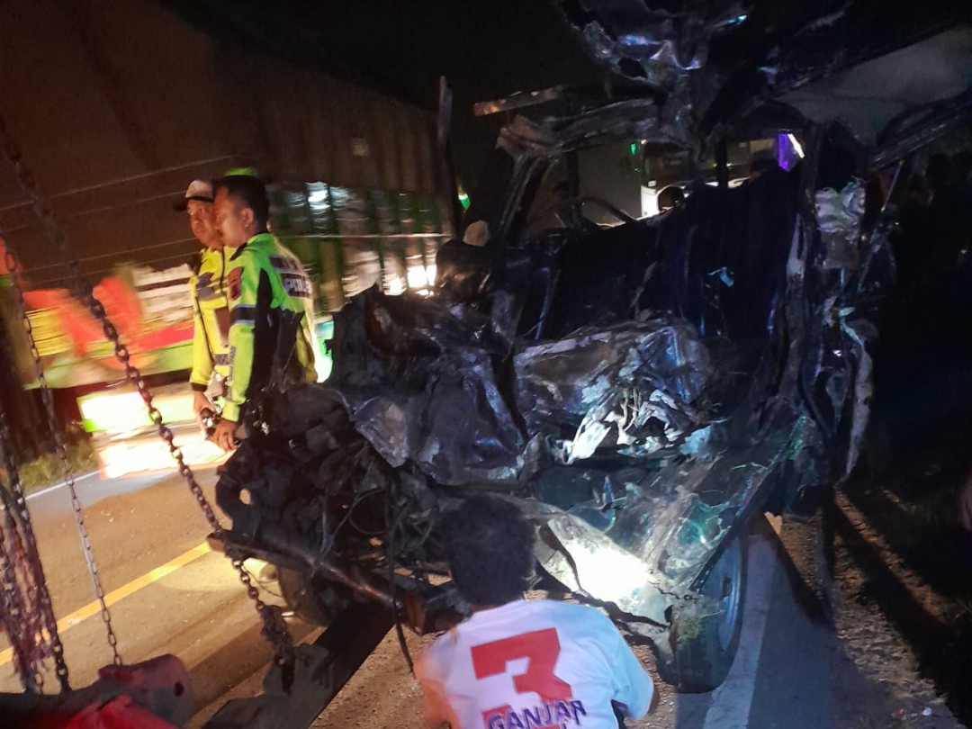 RINGSEK: Penampakan mobil pikup L300 usai terlibat kecelakaan di jalan lintas selatan-selatan (JLSS), timur simpang empat arah mercusuar Desa Tanggulangin, Kecamatan Klirong, kemarin.