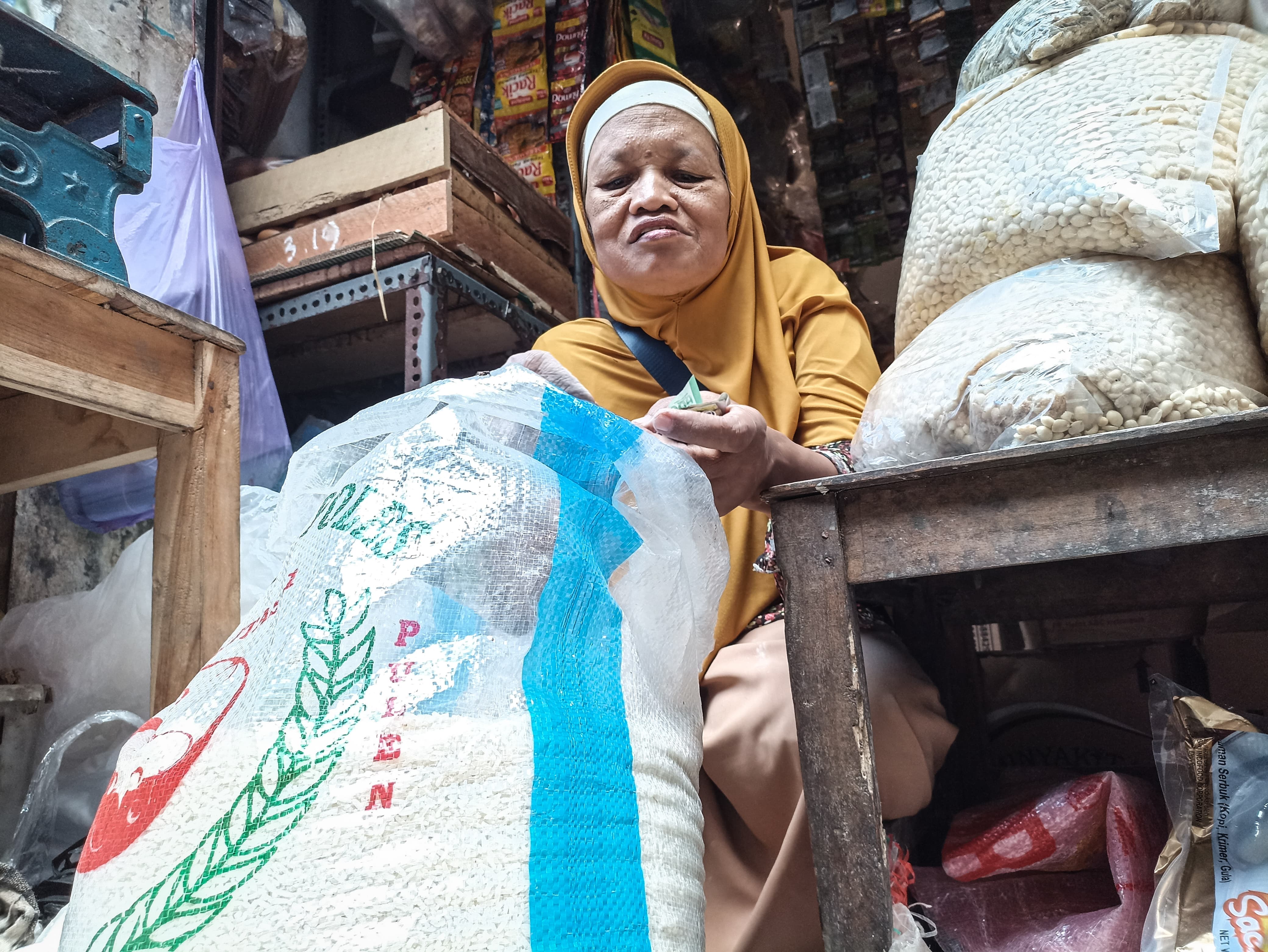 STOK: Pedagang di Pasar Niten sedang menata dagangan beras di kiosnya.