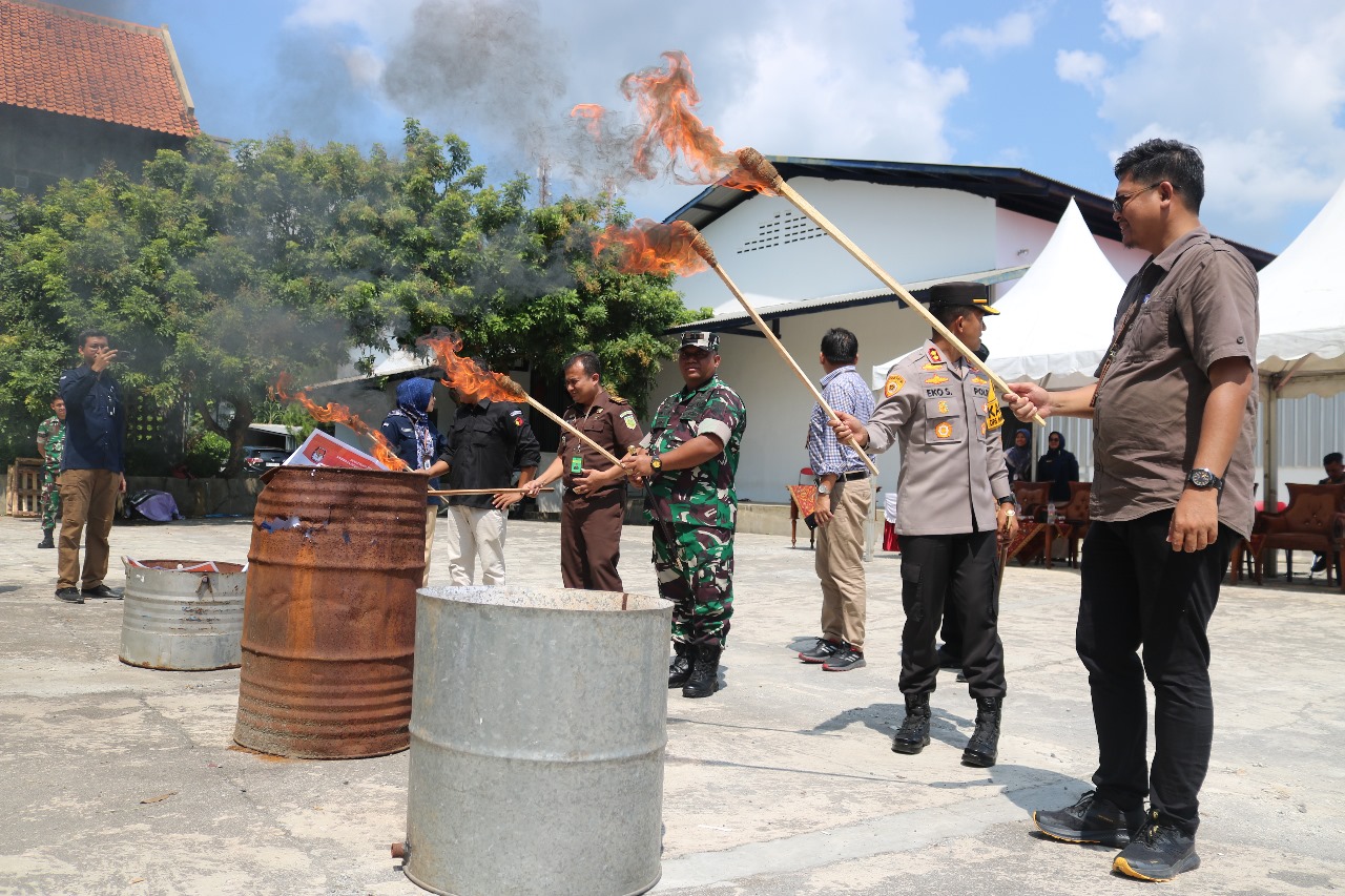Proses pemusnahan surat suara sisa dan rusak oleh KPU Kabupaten Purworejo di gudang penyimpanan logistik Kabupaten Purworejo, Selasa (13/2).