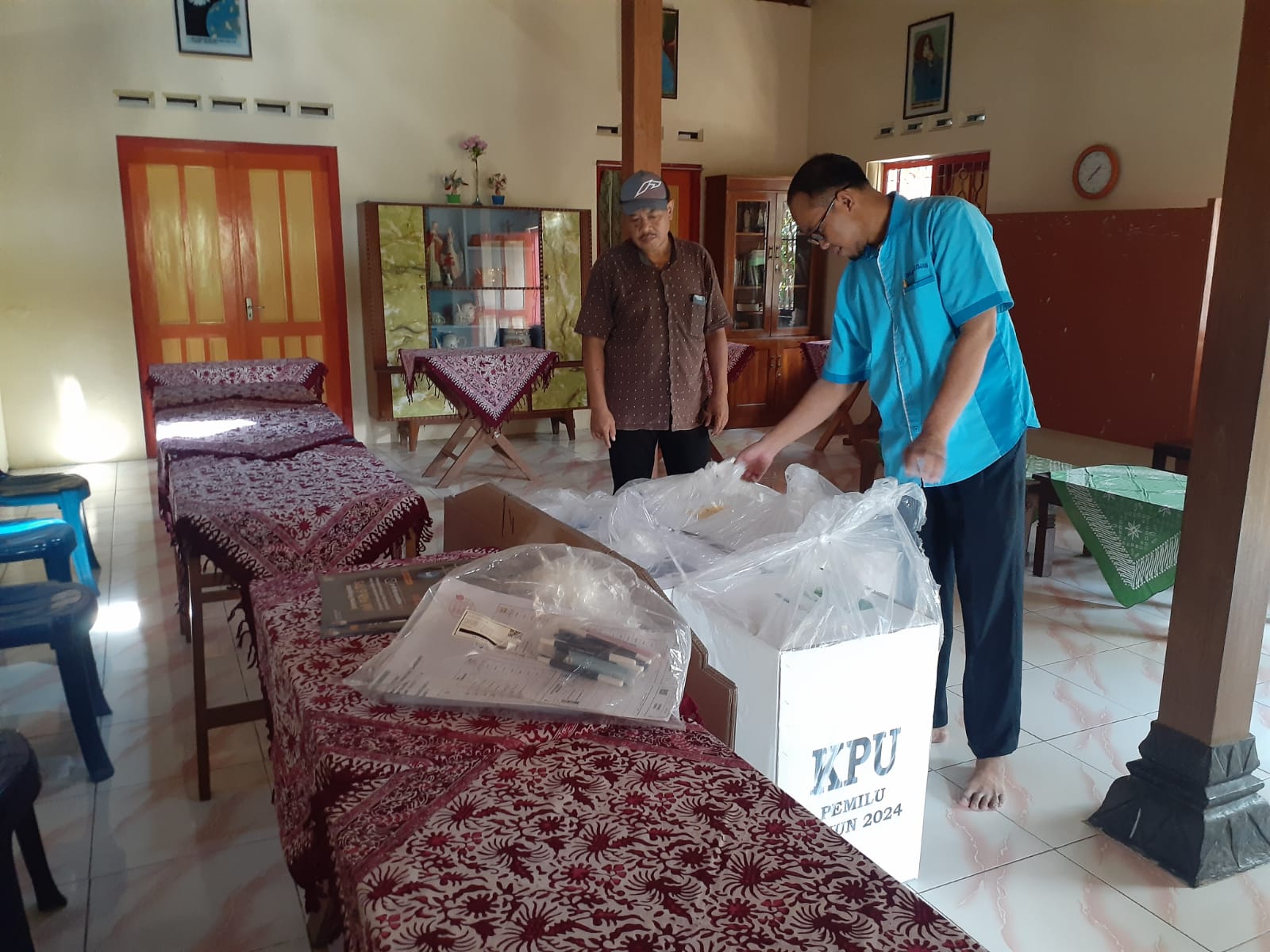 TERBUKA: Suasana TPS 40 yang berlokasi di Padukuhan Jaban, Tridadi, Sleman pada Selasa (13/2). Lokasi tersebut menjadi tempat Bupati Sleman Kustini Sri Purnomo menggunakan ha