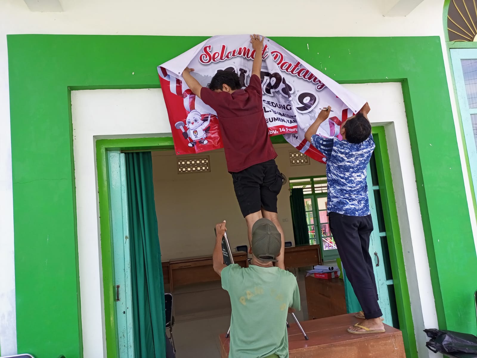 MENUJU PEMILU: Petugas KPPS di TPS 9, Kelurahan Bumirejo, Kecamatan Kebumen, sedang mempersiapkan tempat untuk penyaluran hak suara Pemilu 2024.