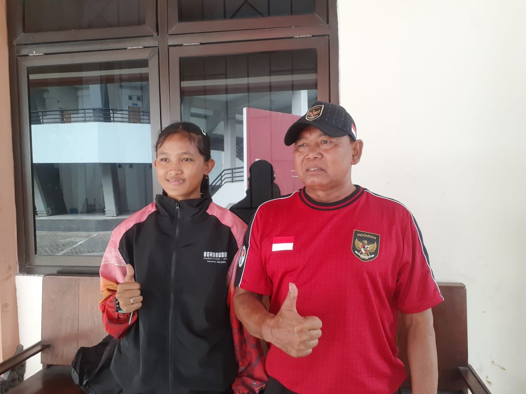CEPAT: Atlet atletik andalan DIY Mutiara Okta Rani (kiri) dan pelatih atletik DIY Sukri (kanan).