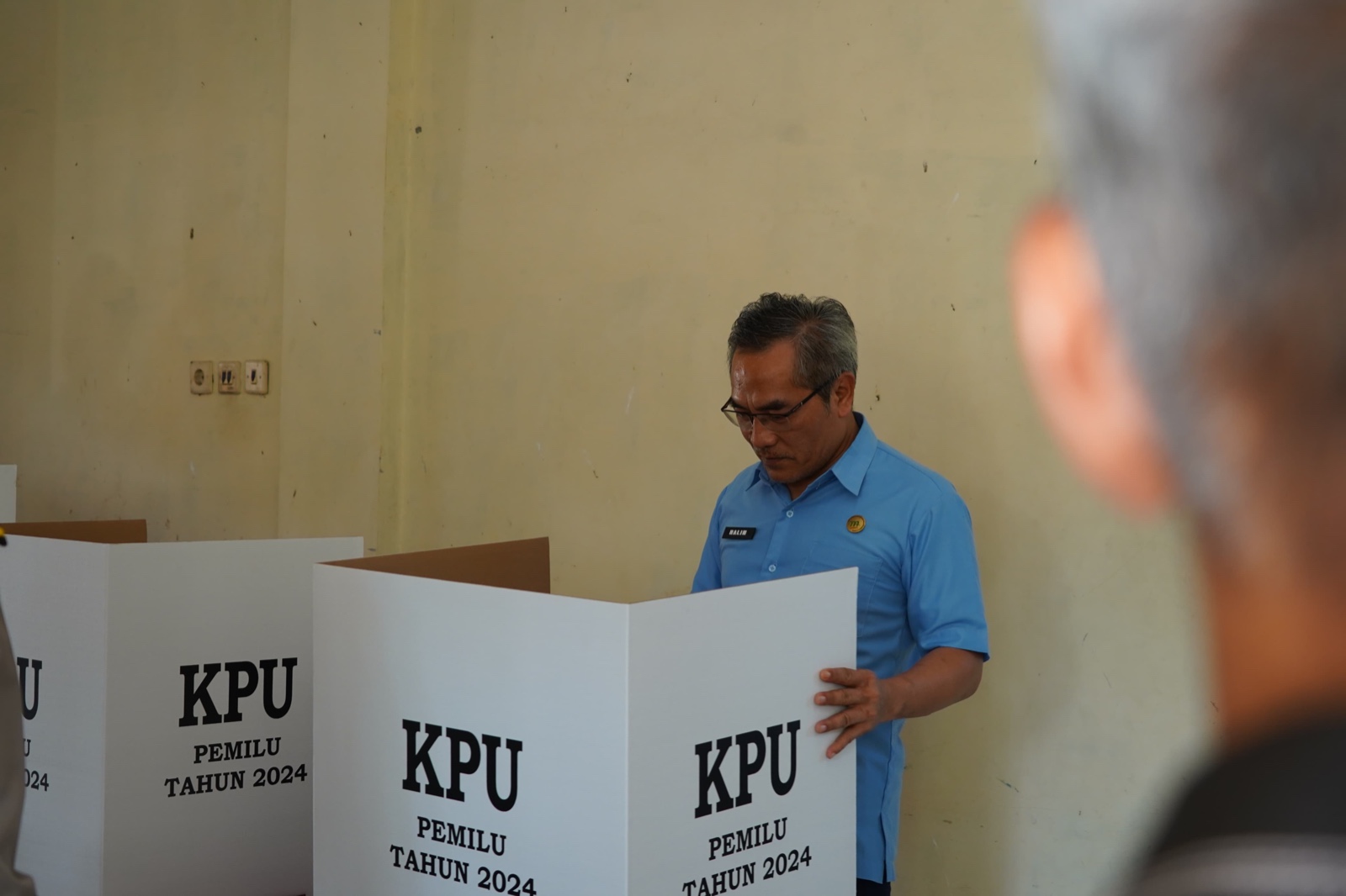 TRANSPARAN: Bupati Bantul Abdul Halim Muslih mengecek kondisi bilik suara di salah satu TPS di Kalurahan Wukirsari, Imogiri, Bantul, Selasa (13/2).