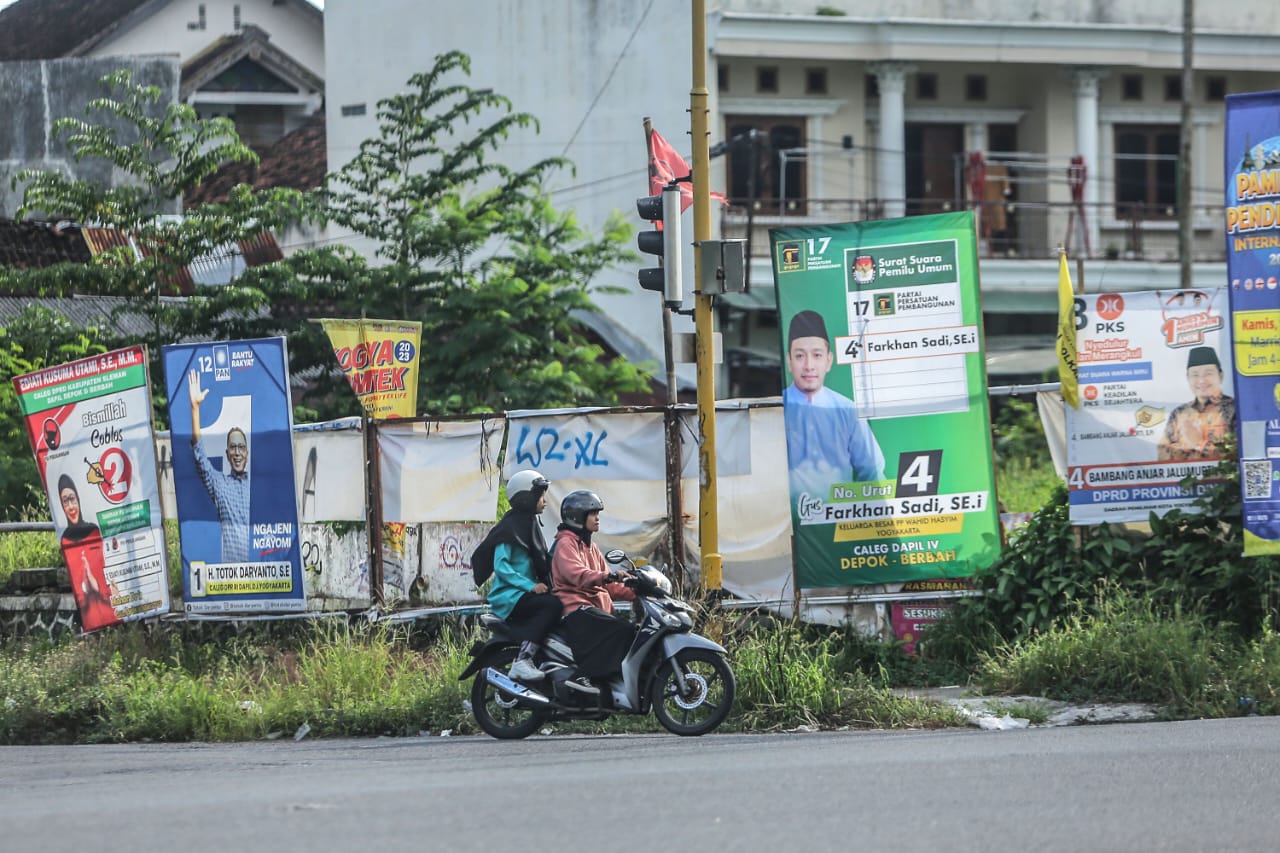 MASIH ADA: Alat peraga kampanye di Sleman.