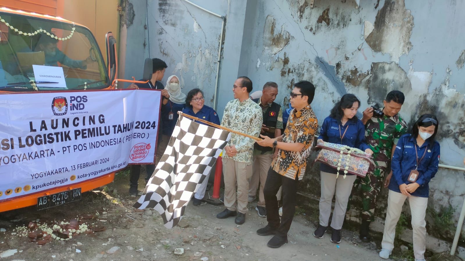 ISTIMEWA : Launching distribusi logistik yang dilakukan oleh Penjabat Walikota Jogja, Singgih Raharjo dan Jajaran KPU di Gudang KPU Kota Jogja, Selasa (13/2/2024).