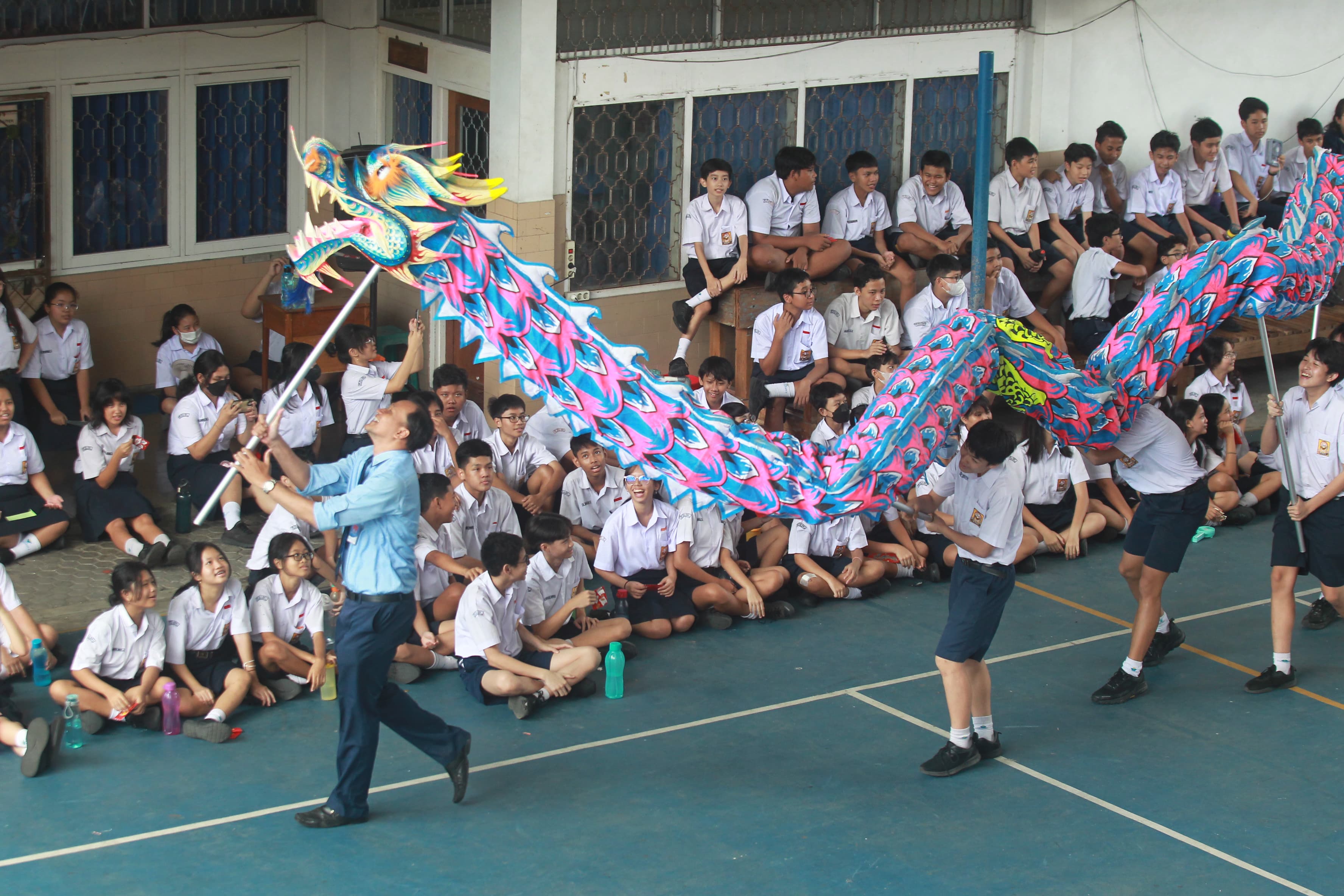 Siswa SMP Stella Duce 1 Jogja berlatih memainkan liong naga saat kegiatan pengenalan seni dan budaya Tionghoa di sekolah mereka, Selasa (13/2/2024).