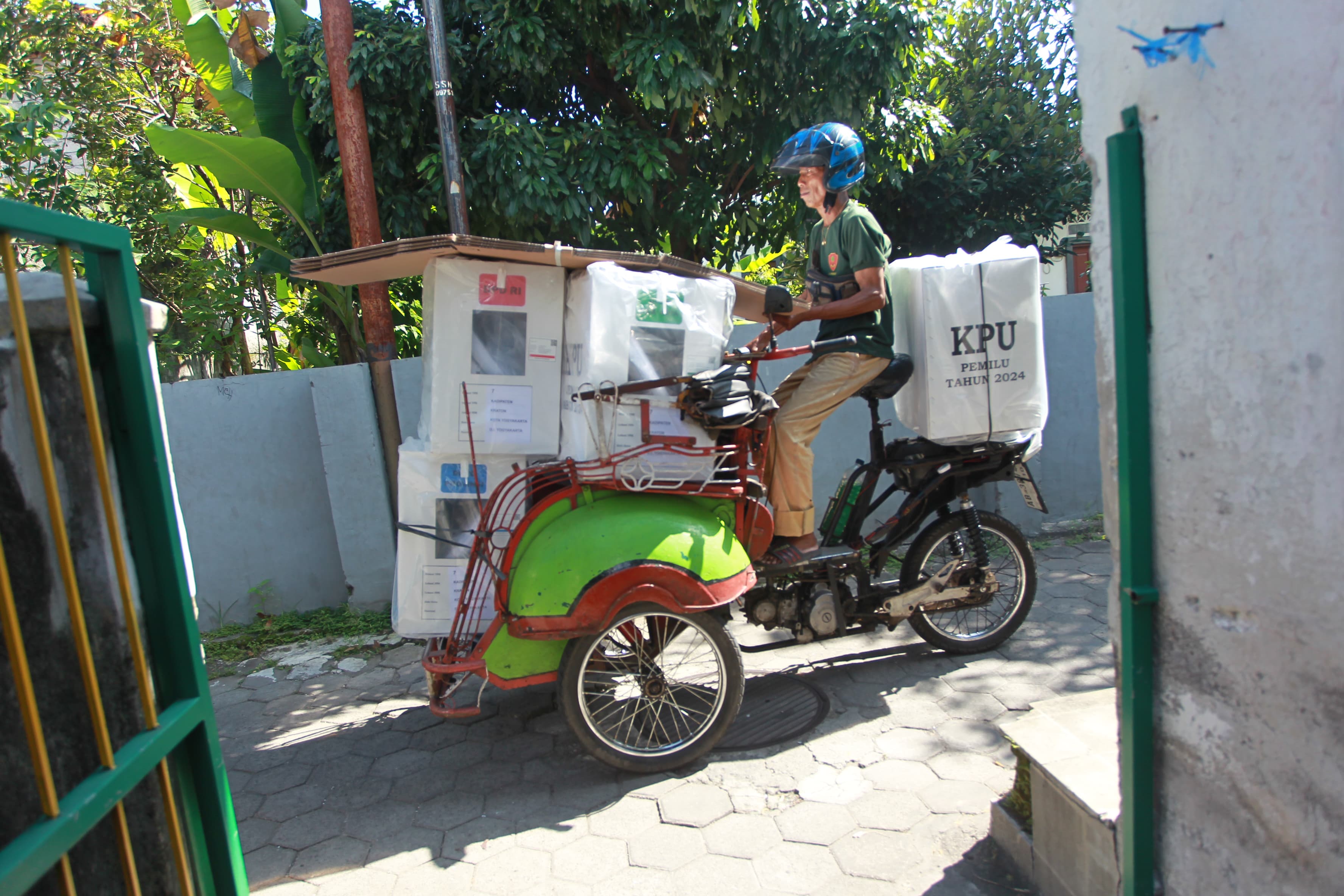 Pengemudi becak motor dikerahkan oleh KPPS TPS 07 Kadipaten Kulon, Kemantren Kraton, untuk mendistribusikan logistik Pemilu 2024 dari Kantor Kel. Kadipaten menuju TPS setempat, Kota Jogja, 13/2/2024