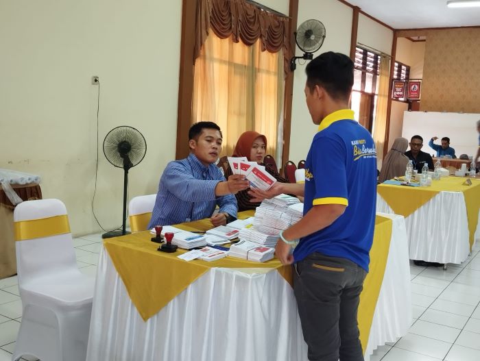 Suasana pemungutan suara di TPS loksus Rutan Purworejo. Warga binaan tampak antusias mencoblos, Rabu (13/2).