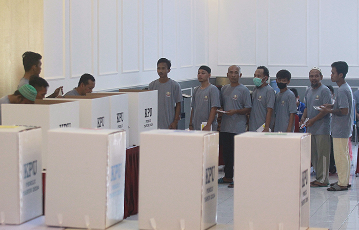 TERTIB: WBP memasukkan surat suara seusai menggunakan hak suaranya  dalam Pemilu 2024 di aula Lapas Kelas IIA Kota Jogja, kemarin (14/2).