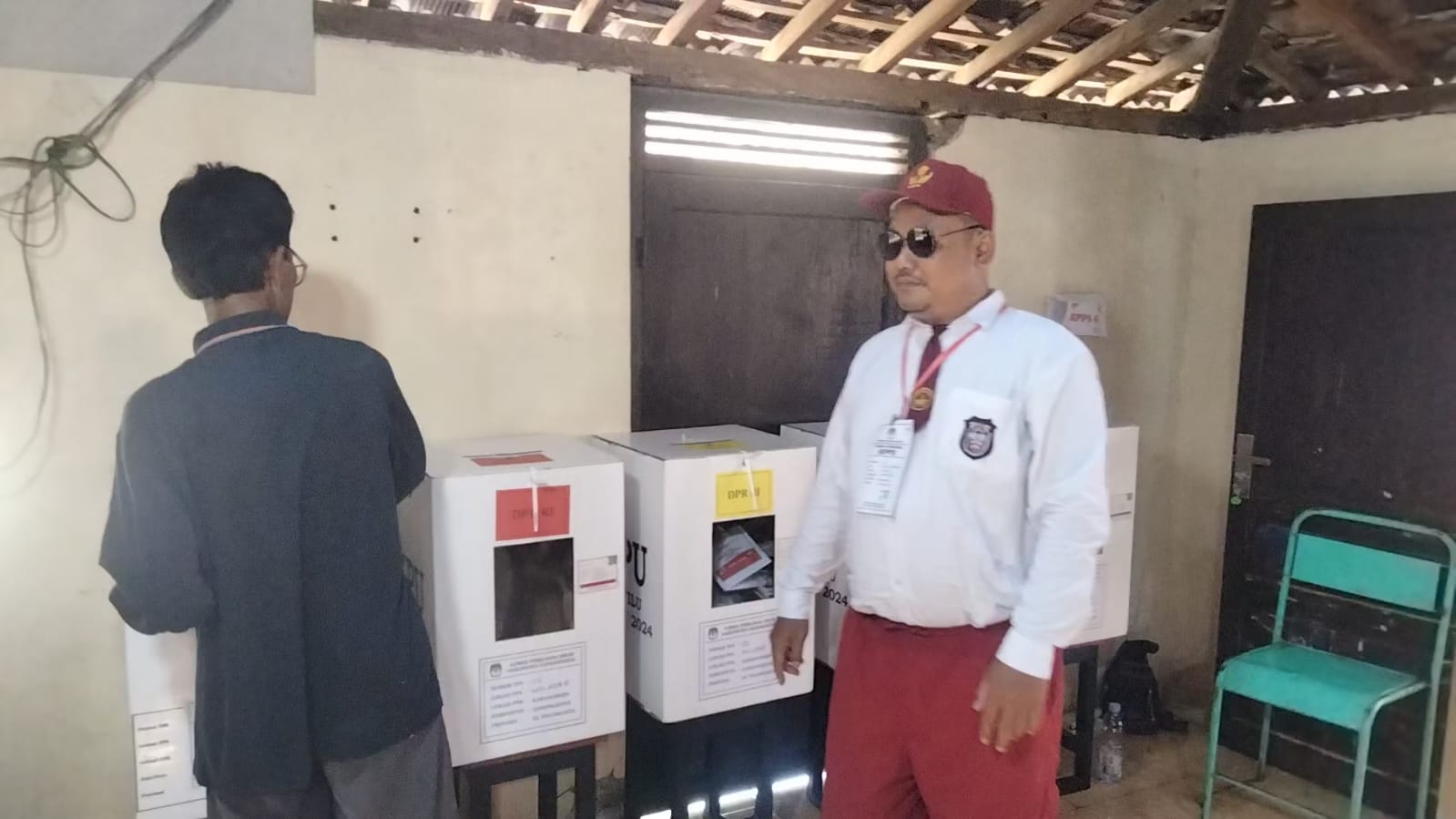 Petugas TPS 002 Krambilduwur mengenakan seragam SD saat bertugas, Rabu (14/2).