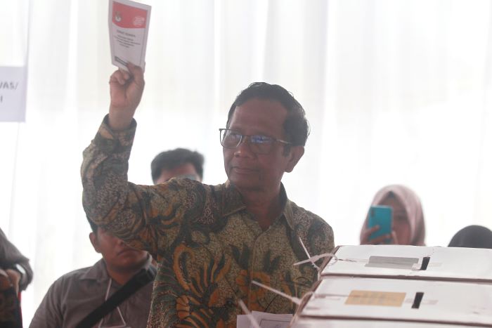 Cawapres nomor urut 03 Mahfud MD usai menggunakan hak suaranya
