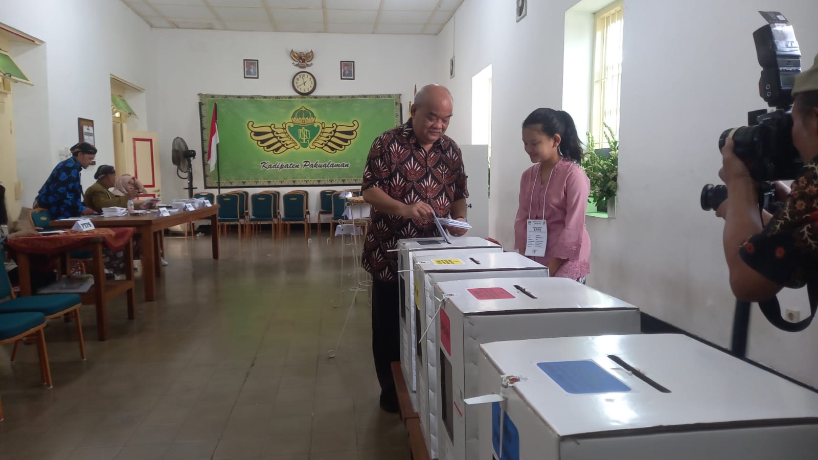Suasana Paku Alam X memilih bersama anak dan istrinya di TPS 019