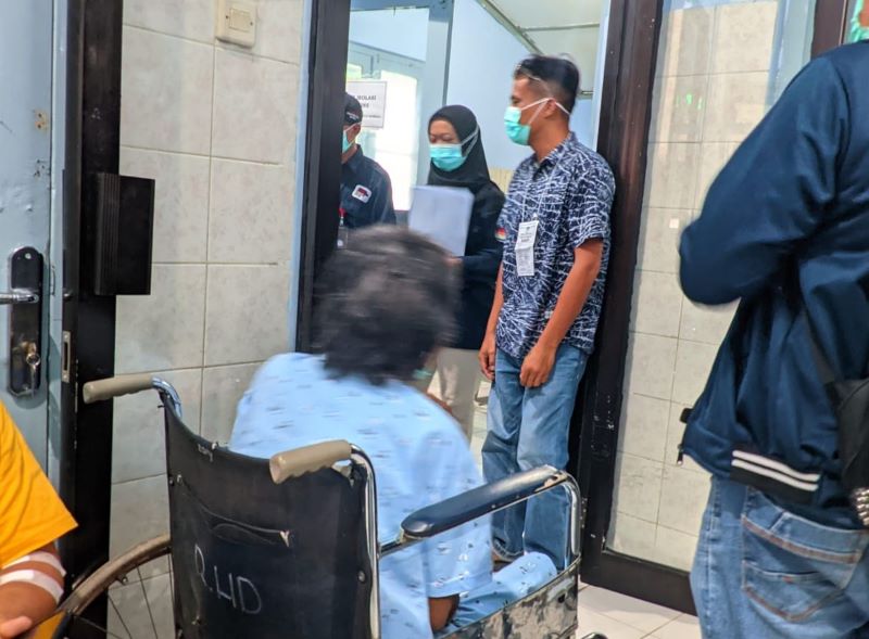 Pasien RSUD Wonosari mengantri untuk ikut pencoblosan di ruangan isolasi, Rabu (14/2/2024).
