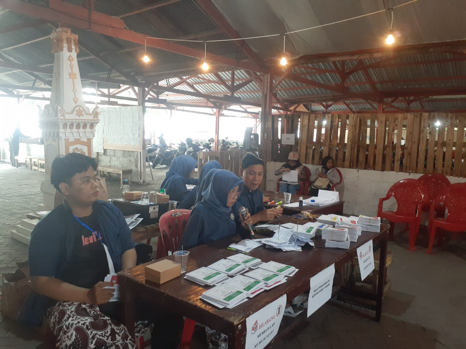 Keterangan : Para anggota KPPS TPS 32 Kampung Singosaren, Pakuncen, Kota Jogja mengenakan pakaian adat Jawa