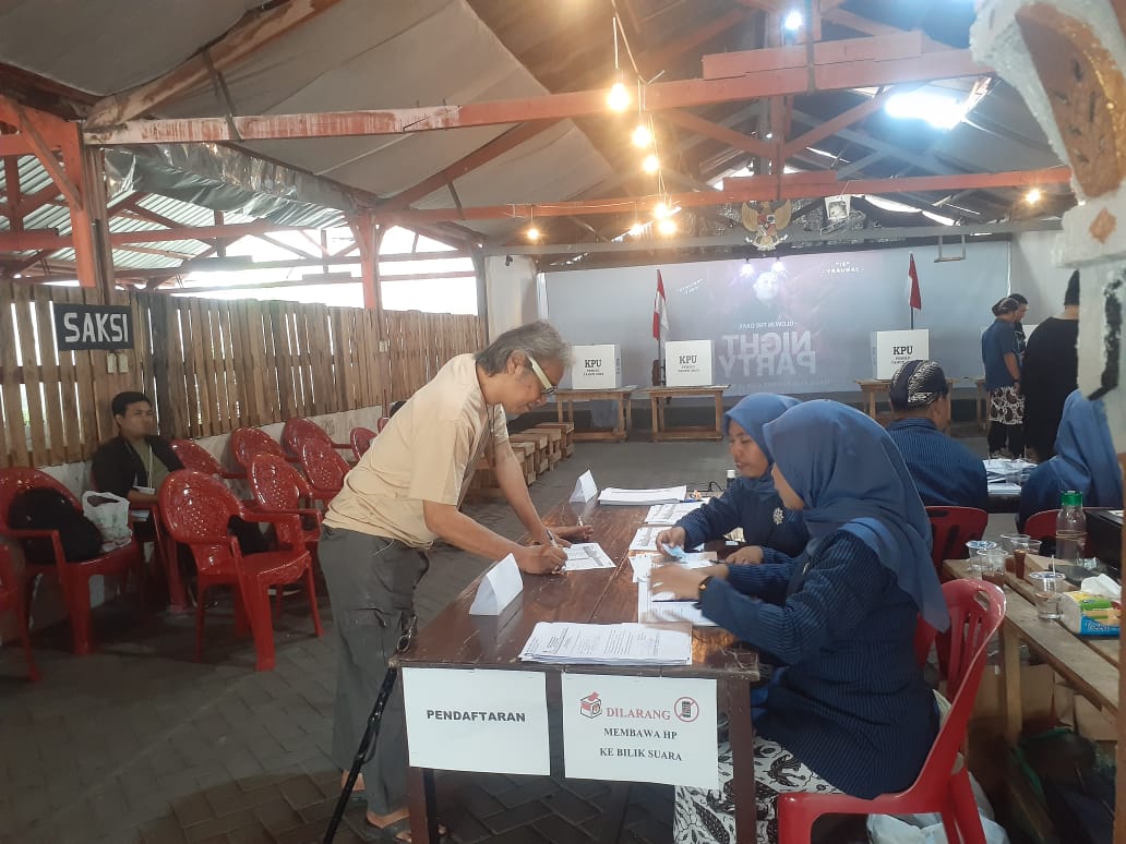 Keterangan, Butet Kartaredjasa saat menggunakan hak pilihnya di TPS 32 Kampung Singosaren, Pakuncen, Kota Jogja