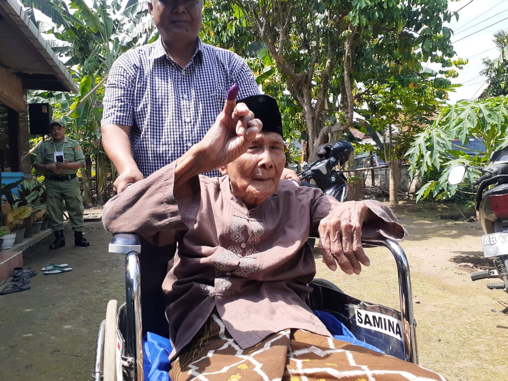 SAH: Sakimo Marto Suharjo yang berusia 100 tahun saat menunjukkan kelikingnya usai menggunakan hak suaranya dalam Pemilu 2024 di TPS 40 Padukuhan Jaban, Tridadi, Sleman, Rabu (14/2).