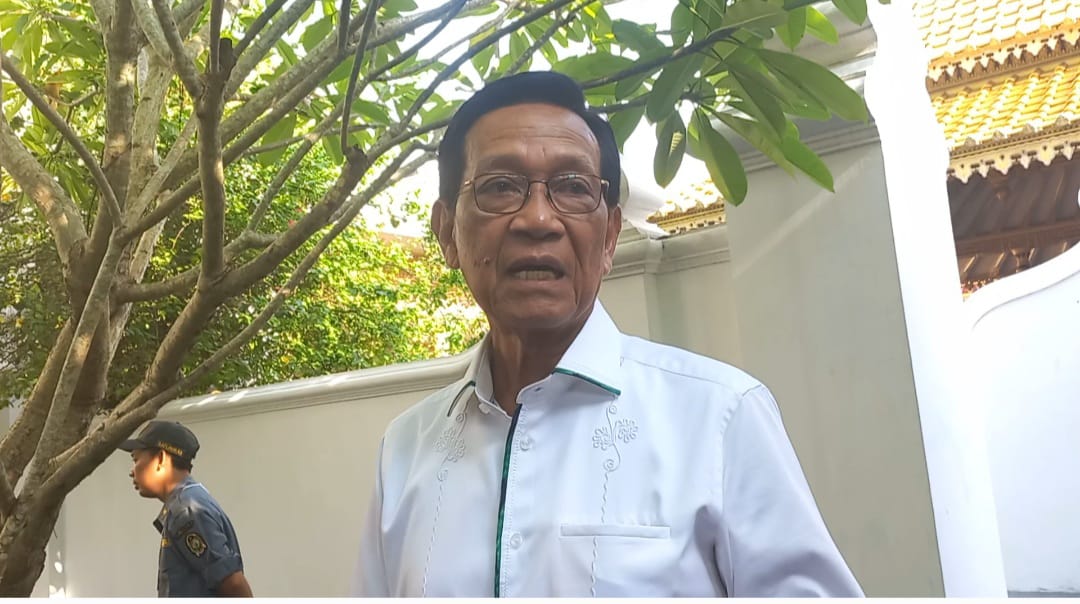 BERIKAN SUARA: Gubernur DIY Hamengku Buwono (HB) X di Kompleks Ndalem Cokronegaran usai coblosan Rabu (14/2).