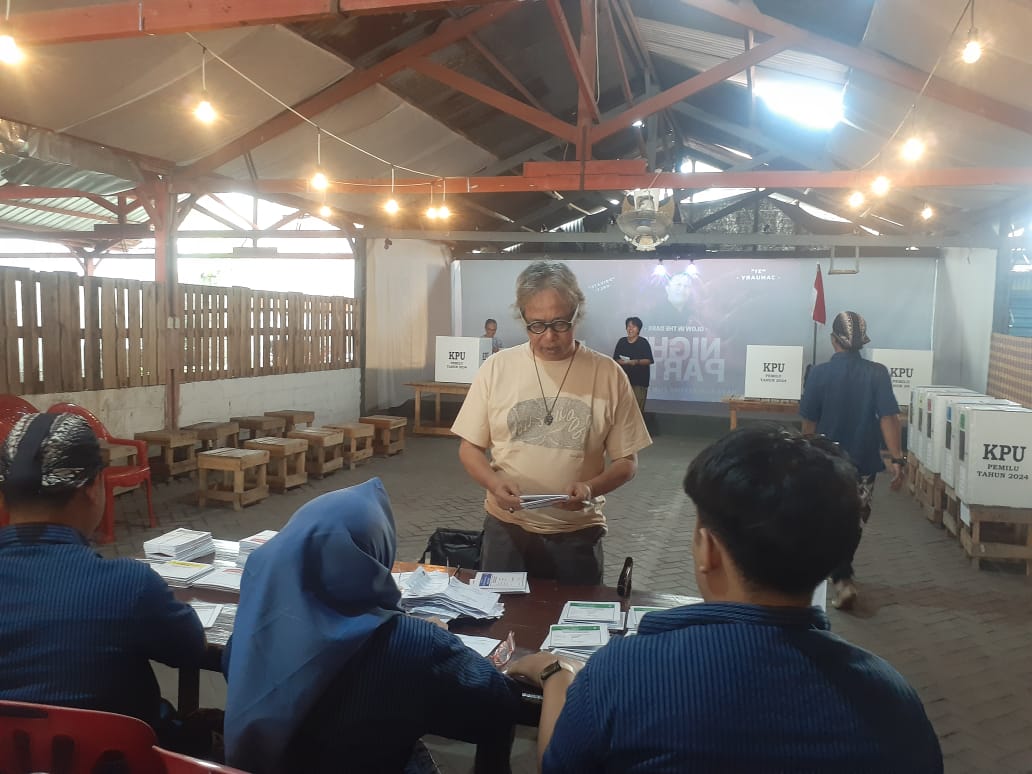 TERWUJUD: Butet Kartaredjasa saat menggunakan hak pilihnya di TPS 32 Kampung Singosaren, Pakuncen, Kota Jogja.