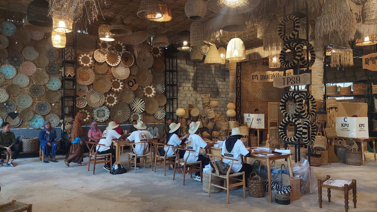 ANTUSIAS: Suasana TPS 9 Tanjungharjo dipenuhi pemilih.