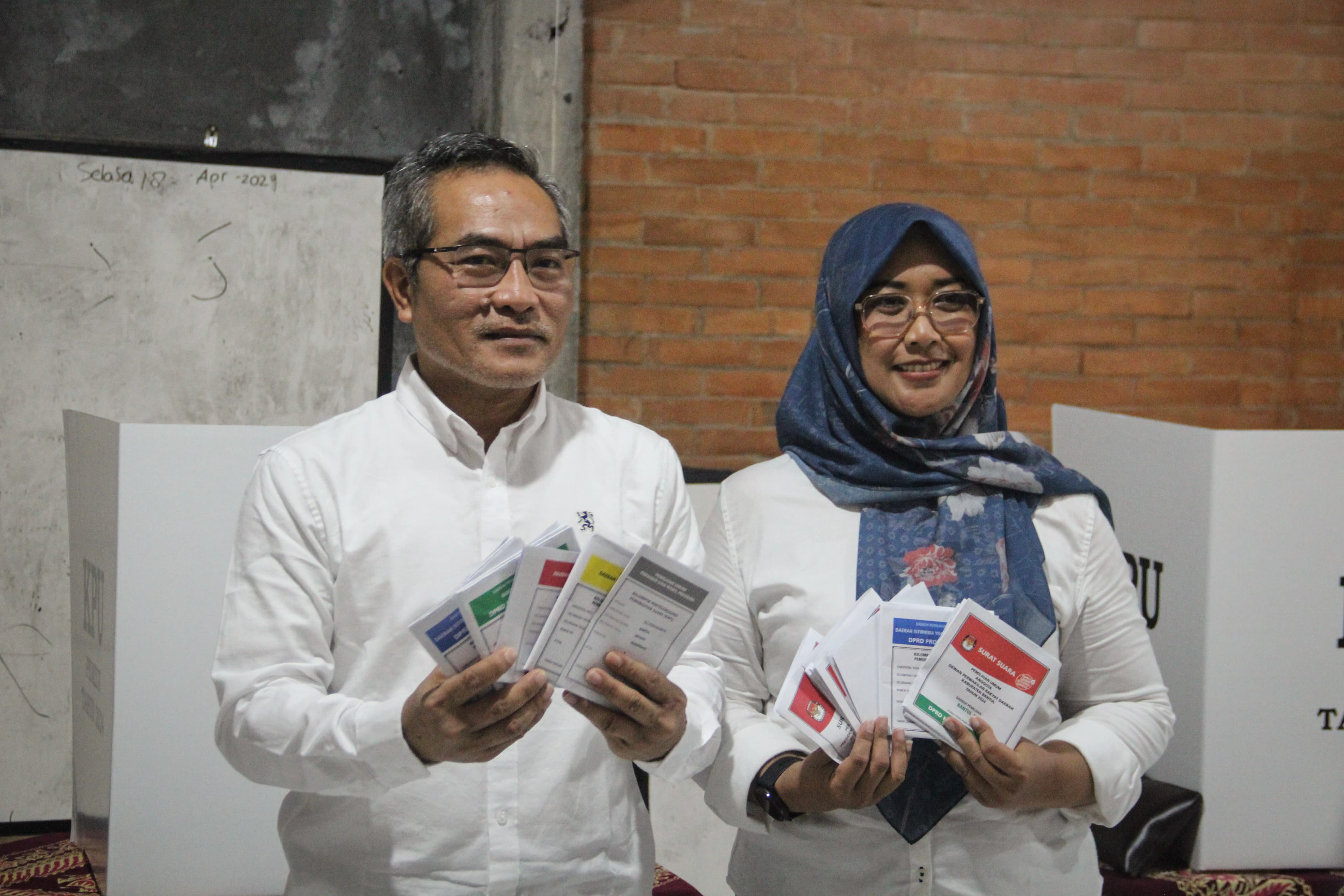 HAK: Bupati Bantul Abdul Halim Muslih memilih di TPS 06 Padukuhan Singosaren, Kalurahan Wukirsari, Imogiri, Bantul, Rabu (14/2).