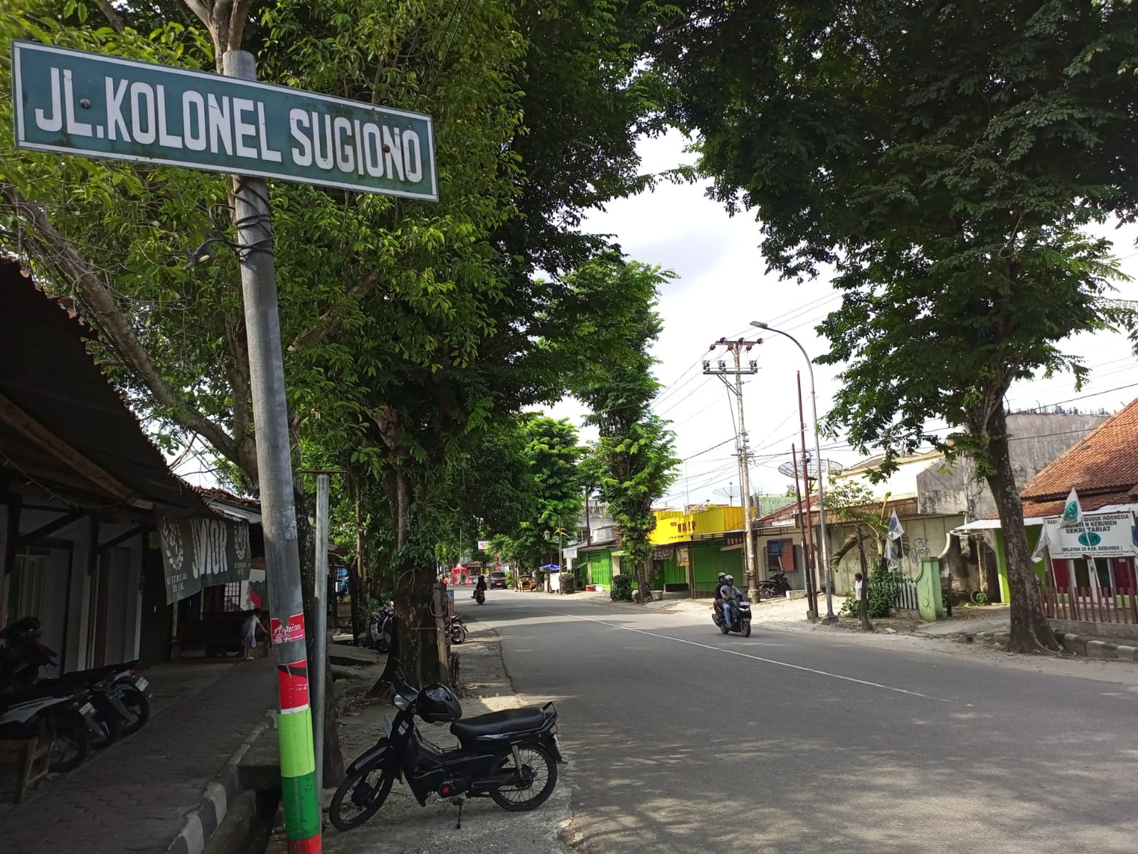 LENGANG : Jalan Kolonel Sugiono yang berada di jantung Kota Kebumen tampak sepi kendaraan. Kondisi ini terlihat bertepatan pada hari pencoblosan Pemilu 2024.