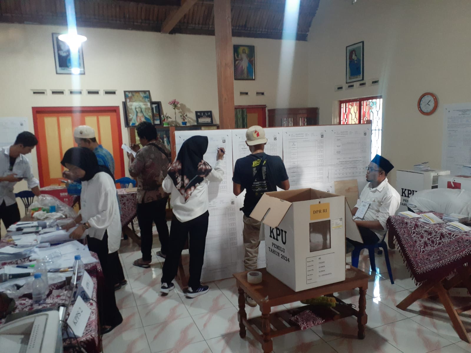 SEMANGAT: Suasana di TPS 40 Padukuhan Jaban, Tridadi, Sleman pada Rabu (14/2) sore.