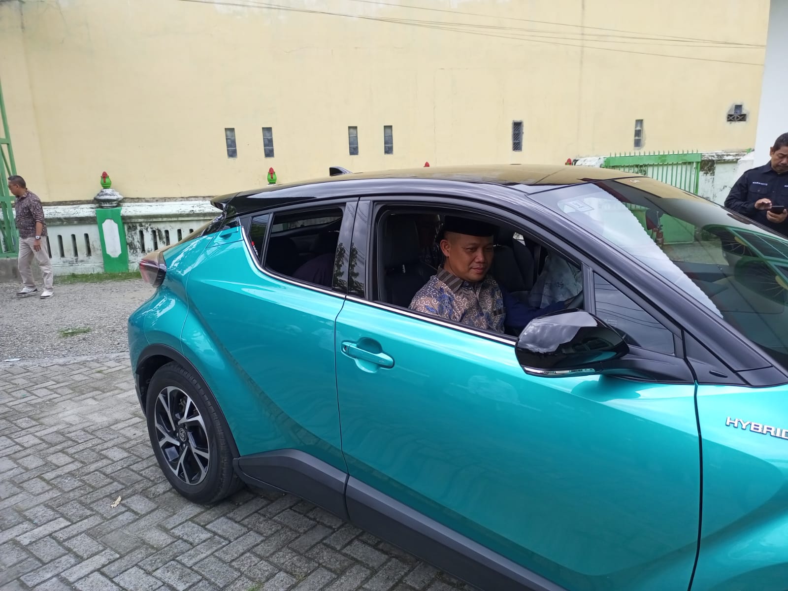LEPAS ATRIBUT : Bupati Kebumen Arif Sugiyanto bersama keluarga datang ke TPS menggunakan mobil pribadi. Ia datang tanpa ajudan dan pengawalan.