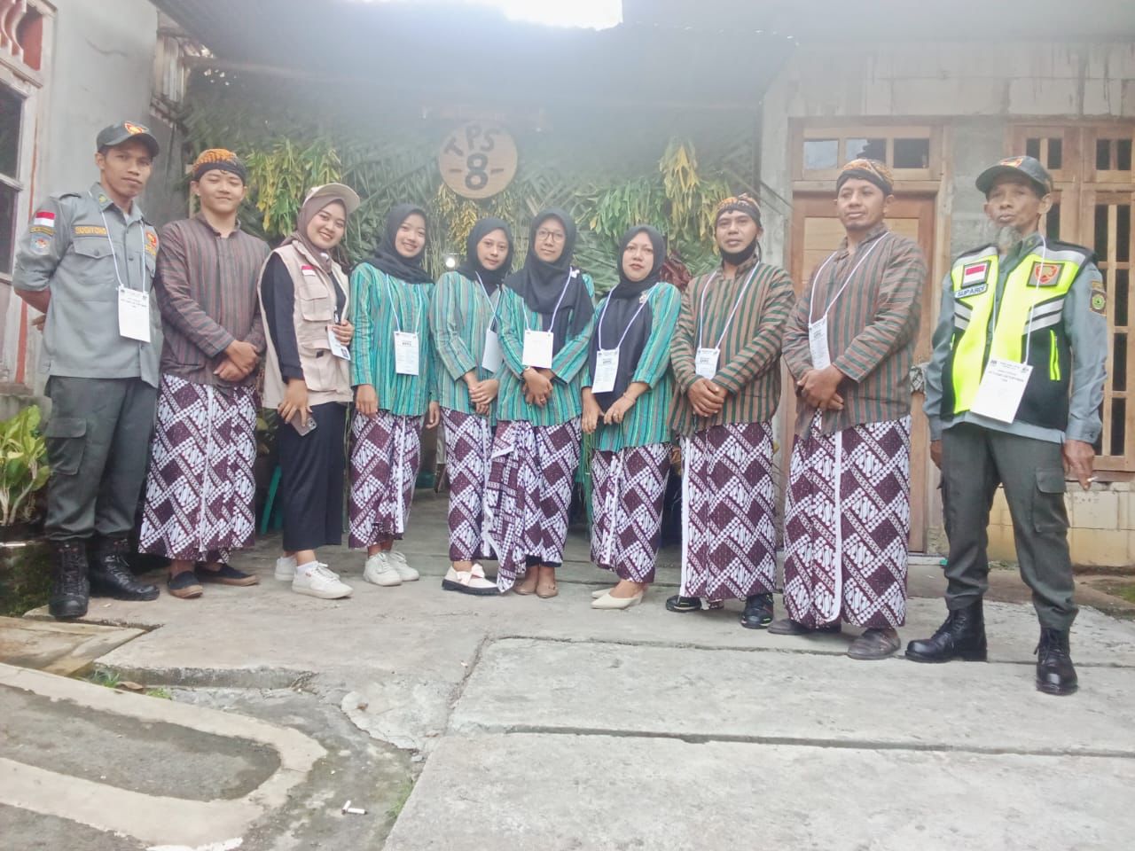 SENANG: Sebelum melakukan pemungutan suara KPPS sempat berfoto di depan gapura TPS dilakukan di Kalurahan Hargotirto, Kokap, Kulon Progo.