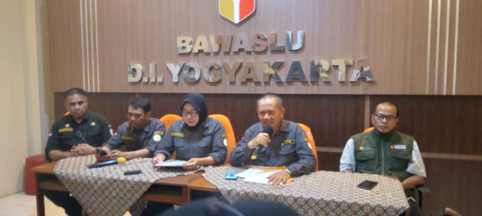 LAPOR: Jajaran Bawaslu DIY saat menyampaikan hasil pengawasan saat pencoblosan Pemilu 2024.