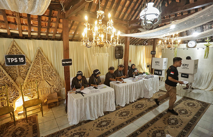 MANTENAN: Dekorasi di TPS 015 RW 08, Keparakan Lor, Mergangsan, Kota Jogja. Tidak seperti TPS pada umumnya,  ornamen di TPS ini mencirikan acara mantenan atau resepsi pernikahan adat Jawa.