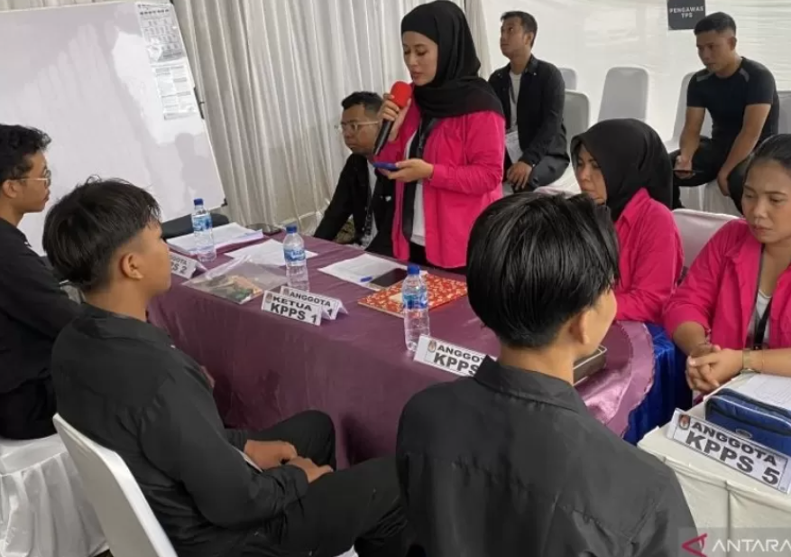 Petugas KPPS di Coblosan Cilandak Timur, Jakarta Selatan ini gunakan pakaian serba pink usung tema kasih sayang peringatan Hari Valentine, Rabu (14/2/2024).
