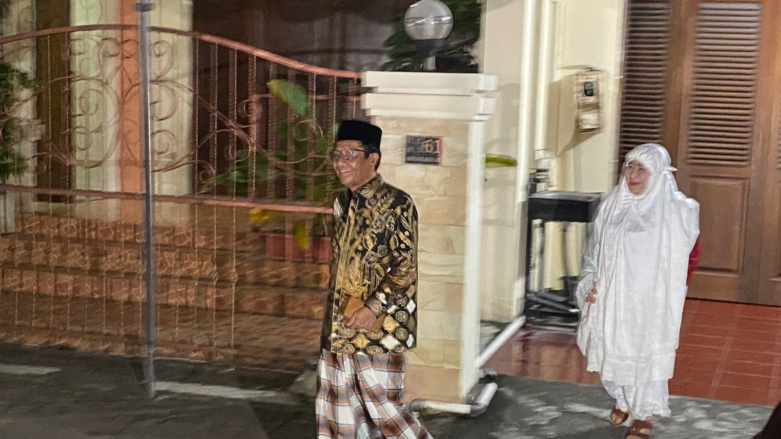 Mahfud MD sedang menuju ke Masjid Darul Ikrom di depan rumahnya untuk melaksanakan solat subuh berjamaah sebelum melakukan pencoblosan di TPS 106 Sambilegi Lor, Maguwoharjo, Depok, Sleman, 14-2-2024.