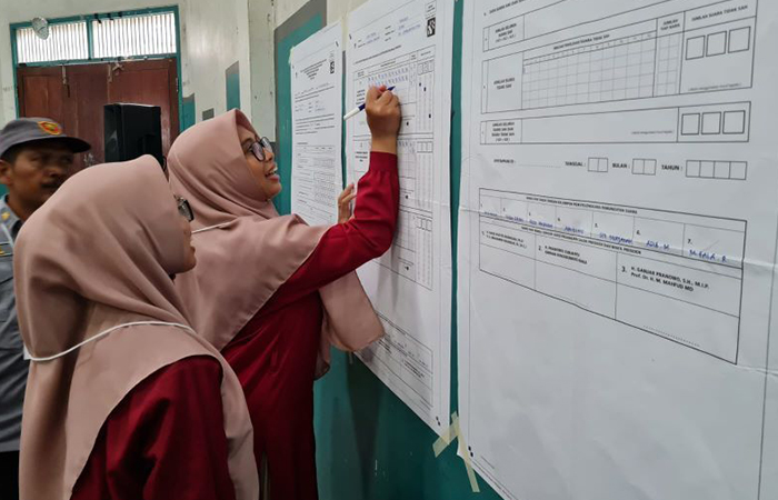 PENGHITUNGAN: Petugas TPS di Ponpes API Asri, Desa Dlimas, sedang menghitung jumlah perolehan surat suara (14/2).NAILA NIHAYAH/RADAR JOGJA