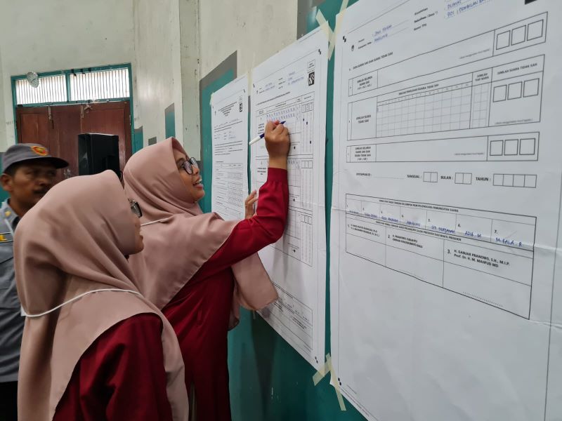 PENGHITUNGAN: Petugas TPS di Ponpes API Asri, Desa Dlimas tengah menghitung jumlah perolehan surat suara, Rabu (14/2/2024).&nbsp;