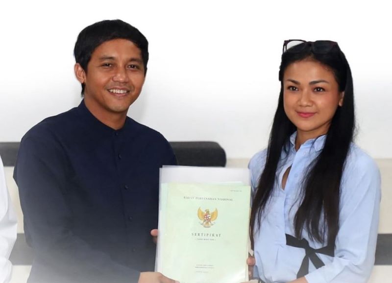 Kementerian ATR/BPN serahkan kembali sertifikat tanah keluarga Nirina Zubair.