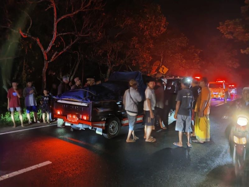 Kaget: Warga menghampiri mobil pickup yang tiba berhenti ditengah jalan dan langsung menelfon ambulan dan kepolisian.