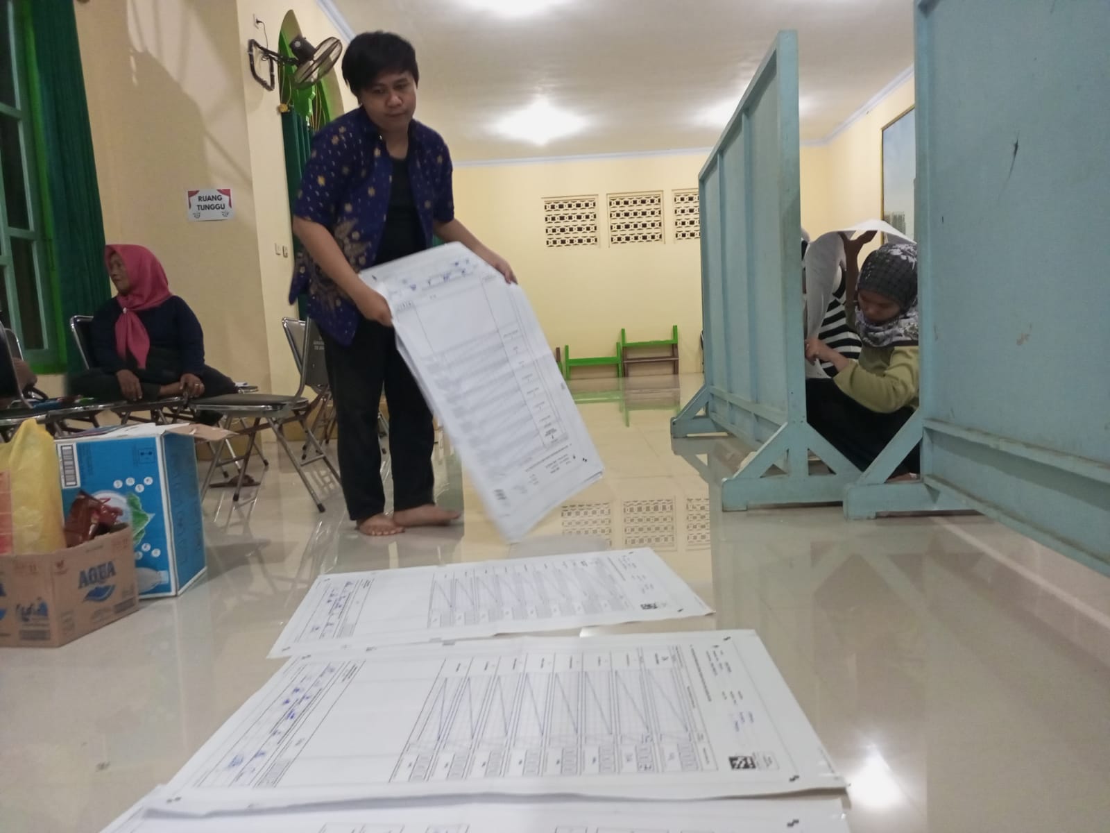 KERJA KERAS : Petugas KPPS di Kebumen menyelesaikan proses pungut hitung surat suara Pemilu 2024.