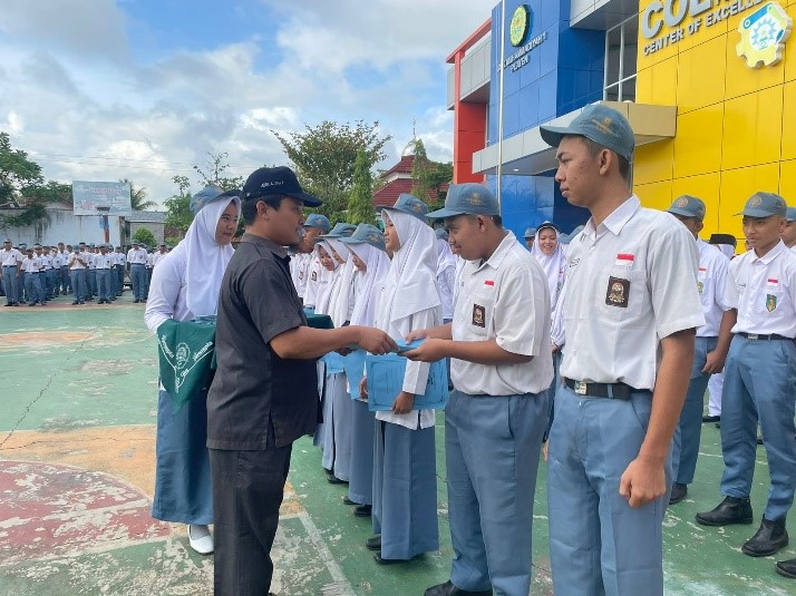 APRESIASI - Sejumlah siswa SMK Muhammadiyah 1 Playen menerima beasiswa akademik dari sekolahnya belum lama ini