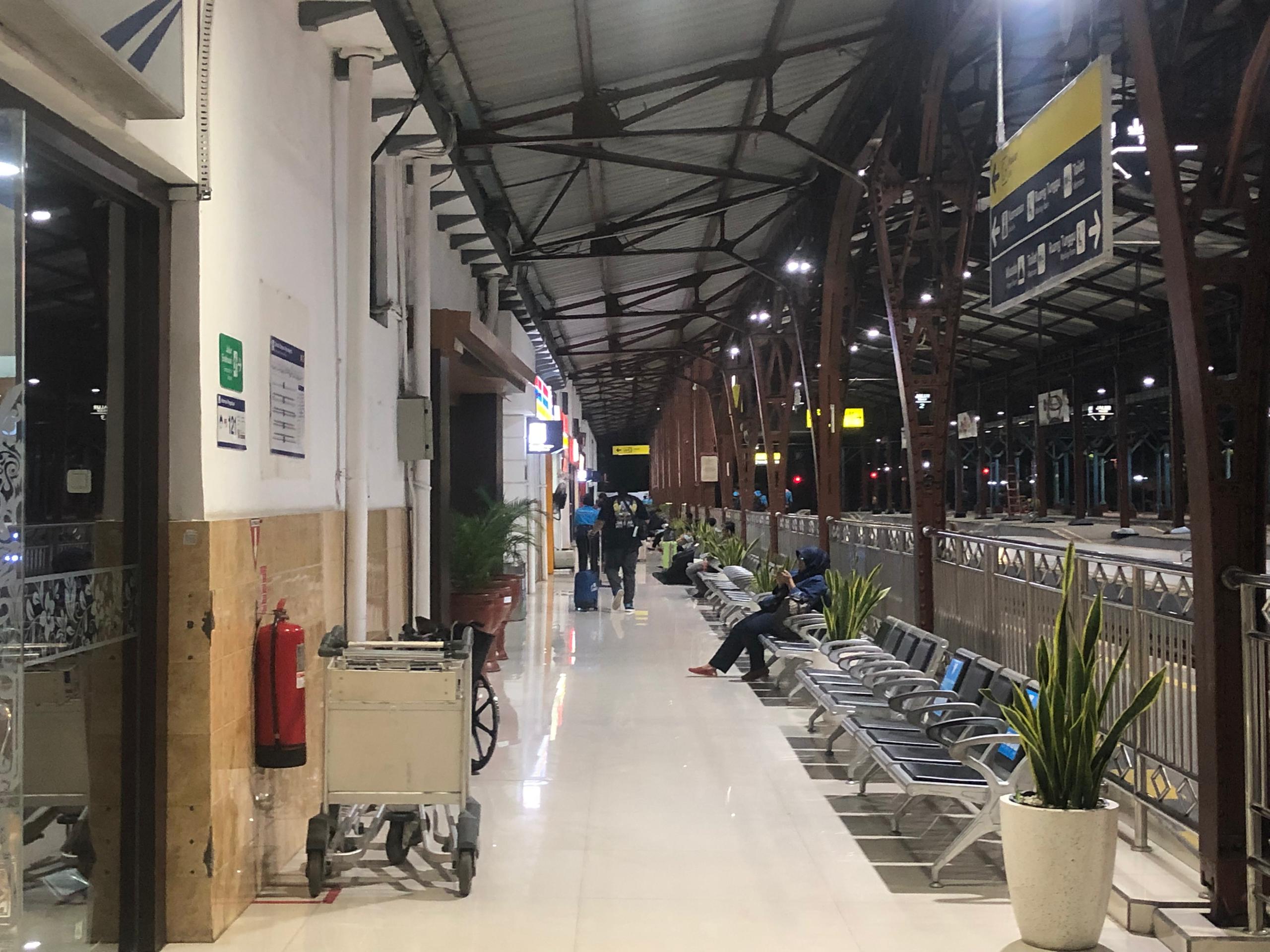 Suasana penumpang di slaah satu stasiun di wilayah Daop 5 Purwokerto.