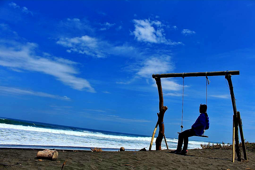 Salah satu spot ayunan di Pantai Congot