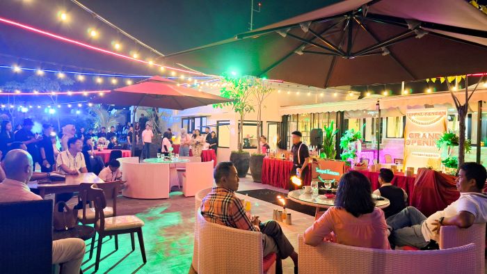 Hotel Grand Senyum Yogyakarta melakukan Grand Opening Tempat Kencan, Rooftop Bar yang mengusung konsep modern tropical.