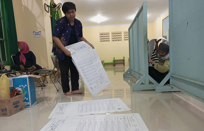 KERJA KERAS : Petugas KPPS di Kebumen menyelesaikan proses pungut hitung surat suara Pemilu 2024.