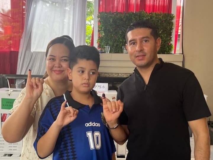 HAK SUARA: Gelandang serang naturasisasi PSS Sleman Esteban Vizcarra saat mengunakan hak pilihnya di TPS dekat rumah mertuanya di Bogor.