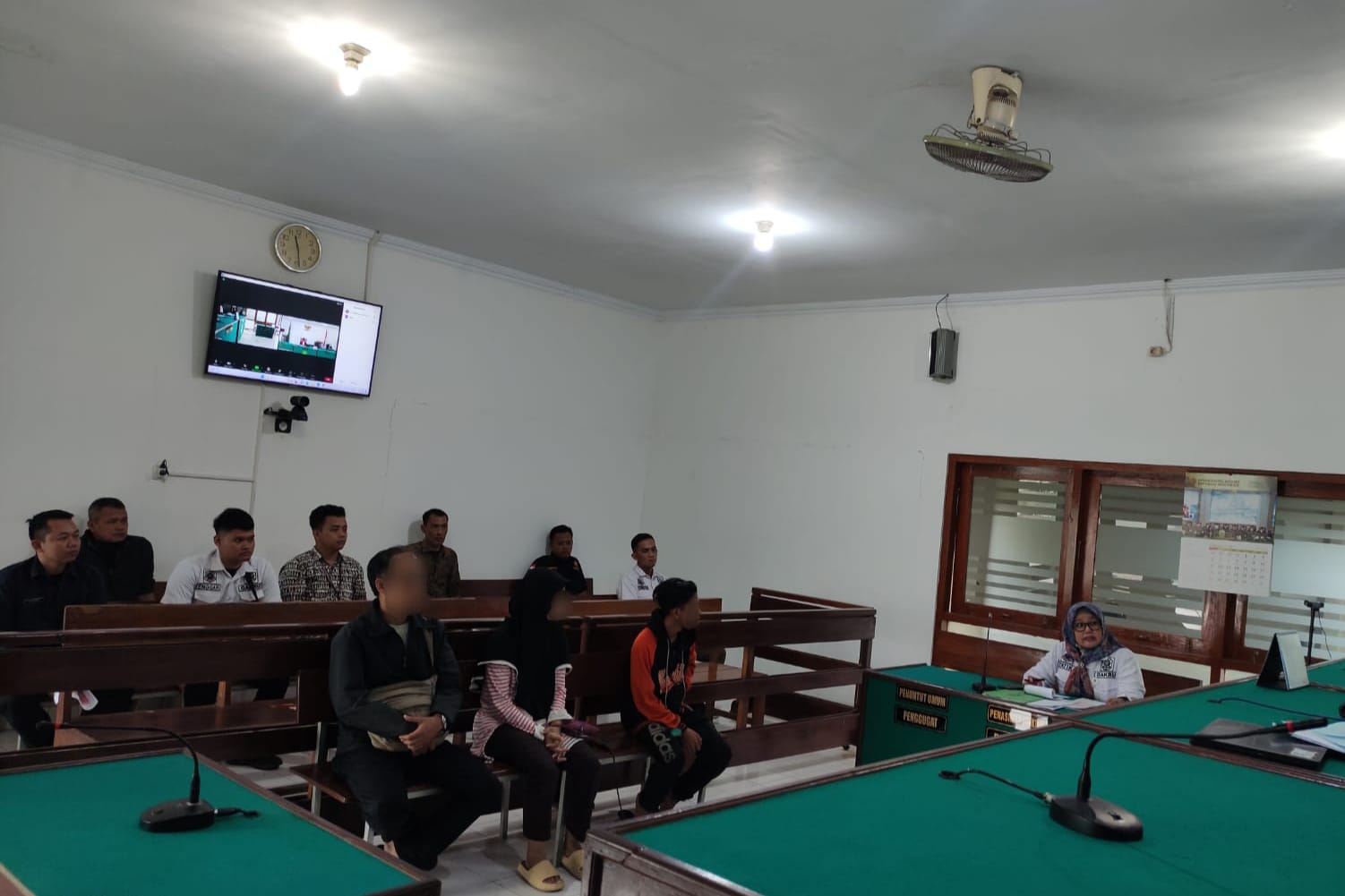 TANGGUNG JAWAB: Ketiga pelaku pembuang sampah liar saat dihadirkan dalam sidang tindak pidana ringan di Pengadilan Negeri Bantul, Kamis (15/2).