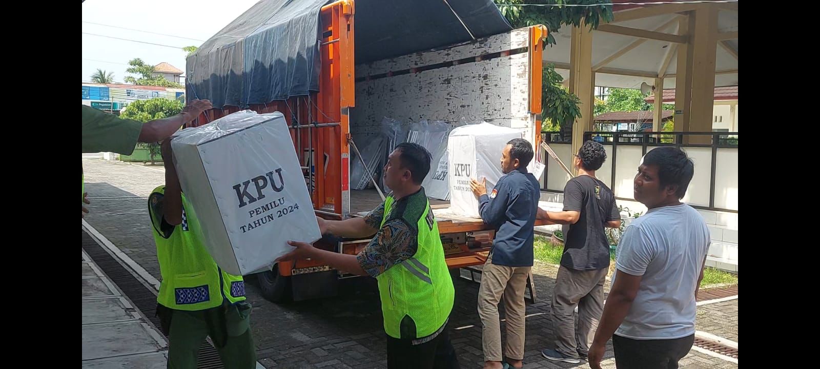 PINDAHKAN: Proses penurunan kotak suara yang didalamnya terdapat surat suara di PPK Wates, pagi tadi.
