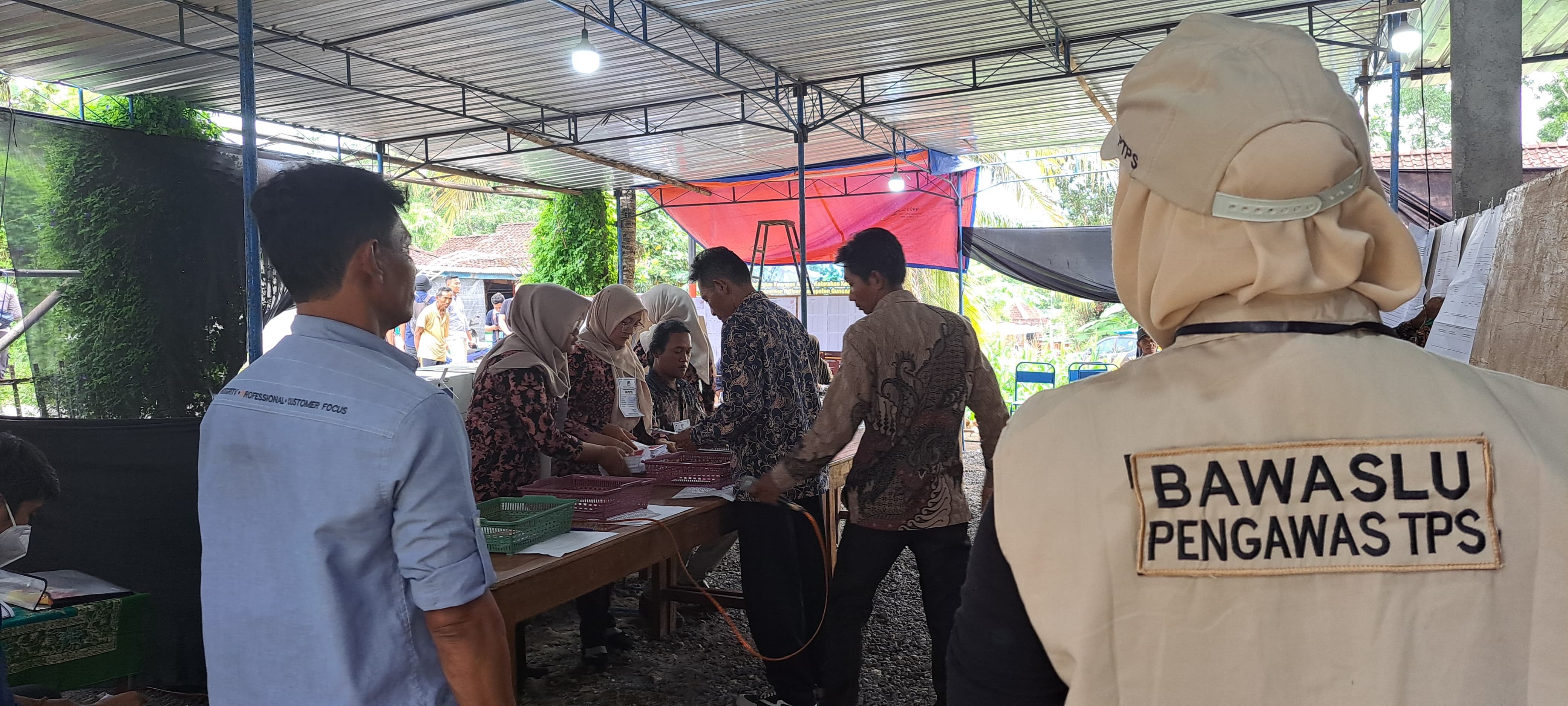 SIAP: Bawaslu mengawasi jalannya Pemilu TPS di Kwarasan Wetan, Nglipar, Gunungkidul, Kamis (15/2).