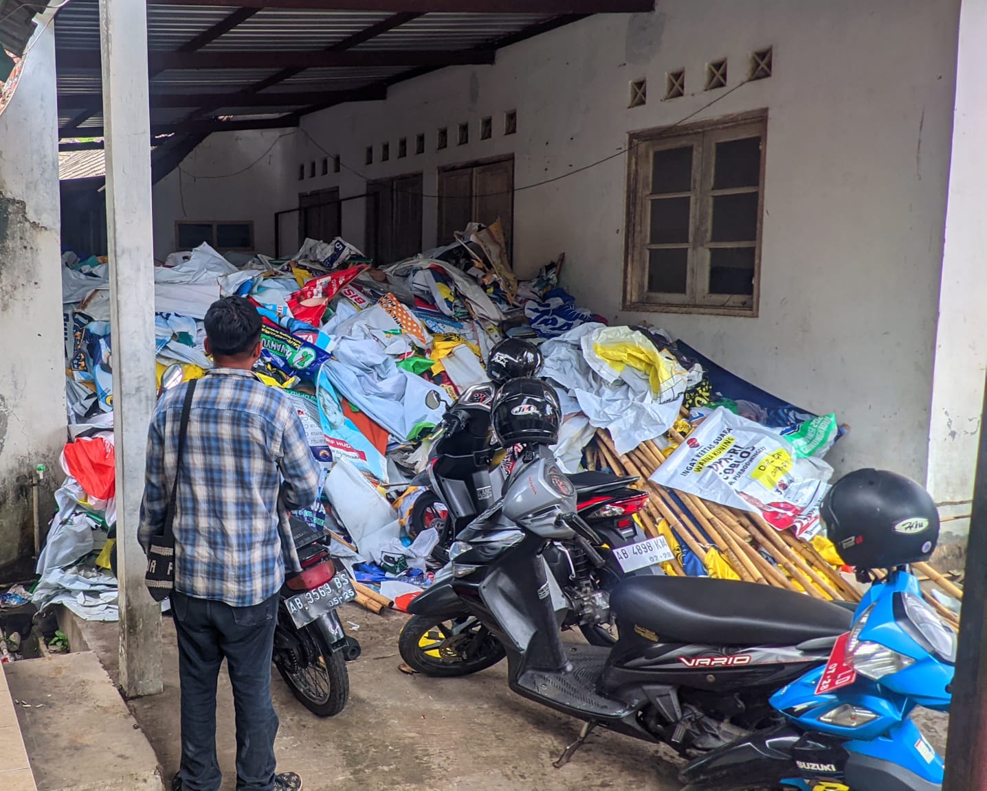 PANTAU: Sampah APK peserta Pemilu 2024 disimpan di gudang Satpol PP Gunungkidul, Kamis (15/2).