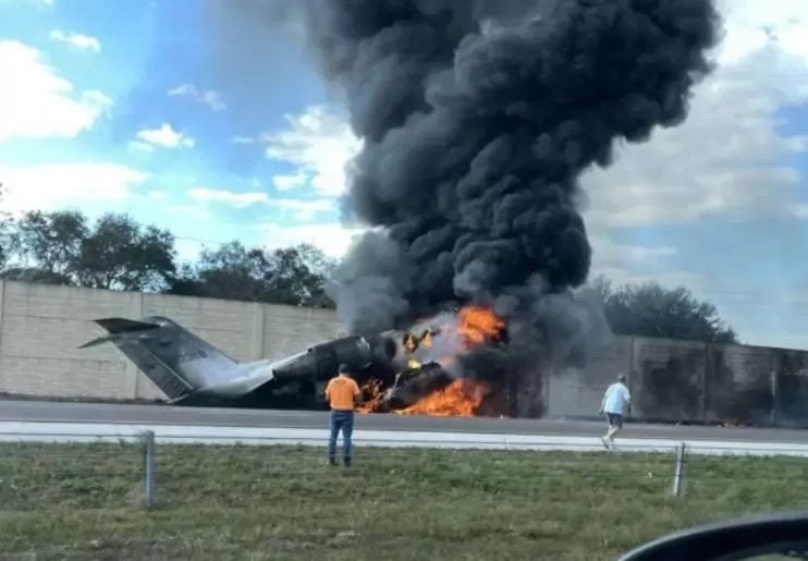 Jet pribadi Hop-A-Jet 823, menghantam jalanan dan terbakar/ Paulina Testerman