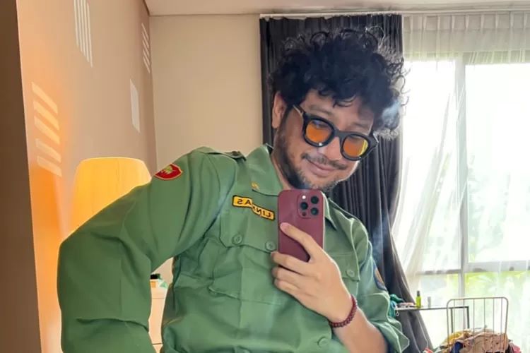 Potret Kunto Aji jadi anggota KPPS. (Instagram/@kuntoajiw)