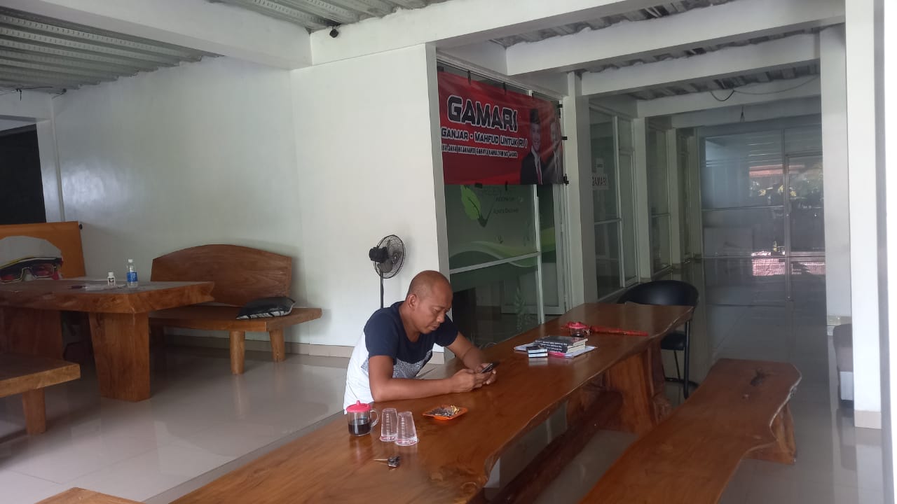 Salah seorang relawan  Jugil tengah berada di  posko pemenangan Ganjar-Mahfd di Wojo, Banguntapan, Bantul, Kamis (15/2/2024).